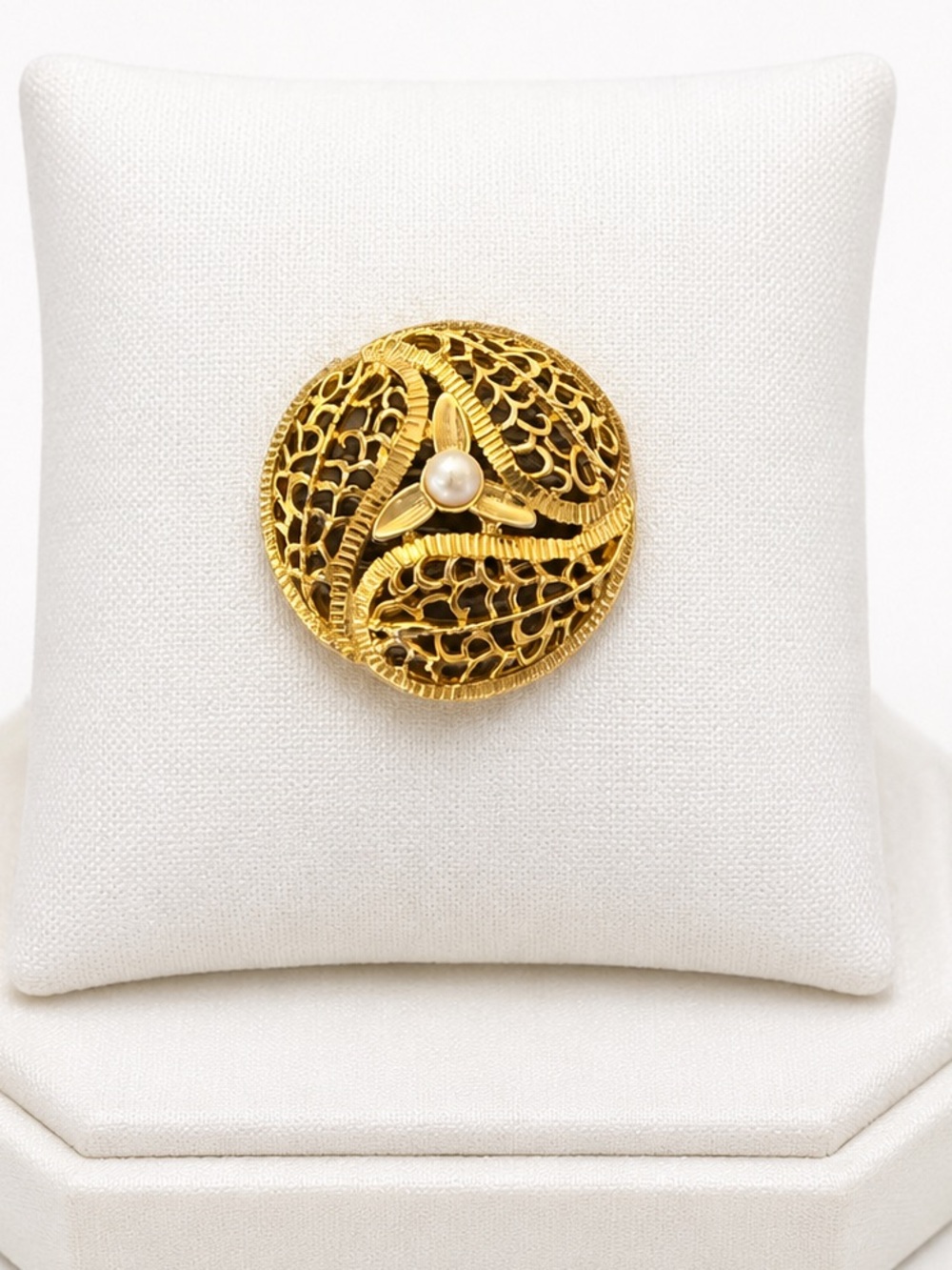 Vintage filigree gold brooch with pearl